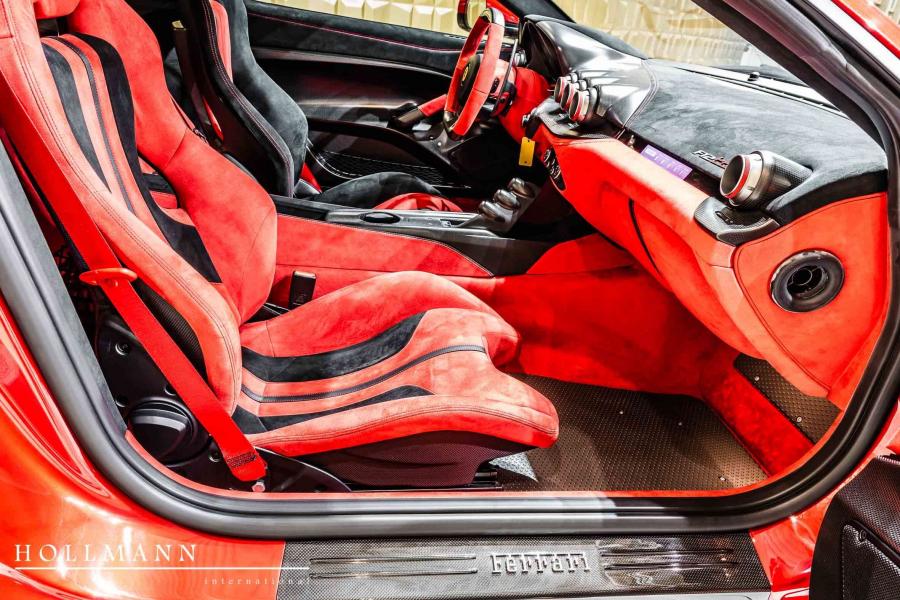 Интерьер Ferrari F12tdf 2015 года  (фото 19 из 28)